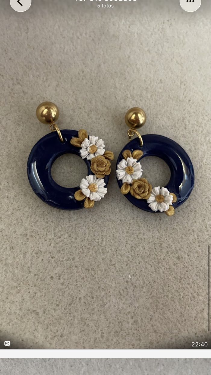 Aretes azules con flores