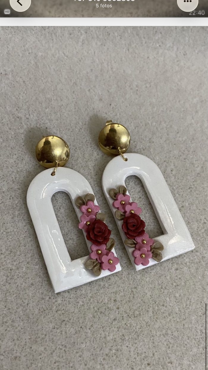 Aretes blancos con flores